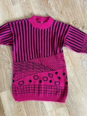 Women’s Fuchsia and Black Patterned Short-Sleeve Turtleneck Sweater vintage